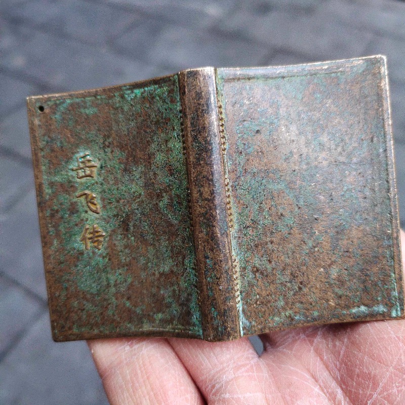 Mini Amuleto a Forma di Libro  - Vintage And Collectible Books recensione e prezzo